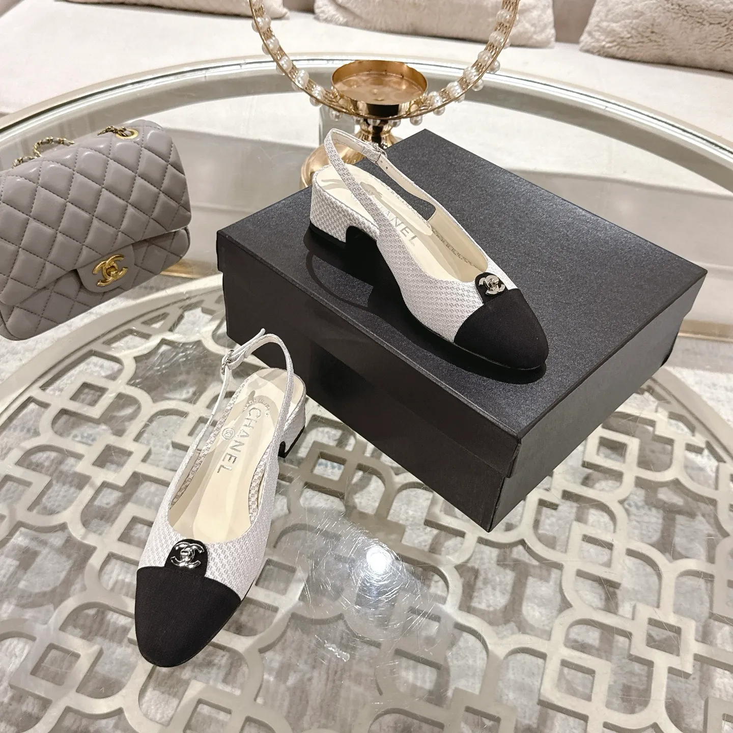 💕💕Factory direct selling price p540💕💕Chanel 2025SS spring and summer new double C button Mary Jane🆕Xiao Xiang𝐂Jia's beautiful Mary Jane sandals are so sweet that they are so beautiful that they have a round square toe design. Cute and cute ~ metal/button logo. The appearance is super online. When worn, it looks like a wealthy daughter. I thought it was good-looking. Only when you put it on your feet will you know how easy it is to wear~ Upper: Customized lambskin Lining: Sheepskin Outsole: Genuine leather outsole imported from Italy Size number: 35-42 (40.41.42 customization is non-refundable) Packaging: The latest gift box packaging at the counter